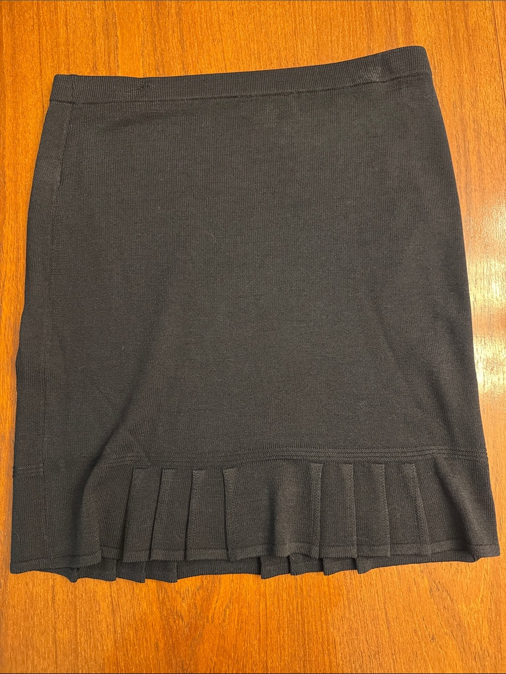 St. John Black Knit Skirt with Pleated Hem - Picture 4 of 4